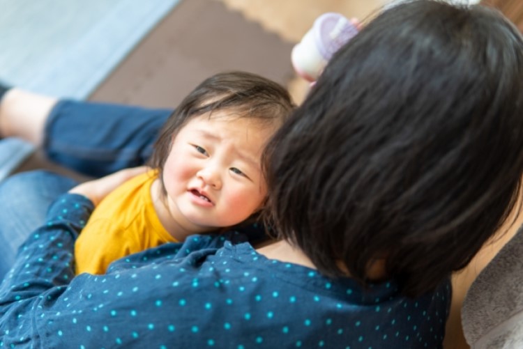 赤ちゃんは何が原因でストレスがたまるの？赤ちゃんからのストレスサインや対処法も解説
